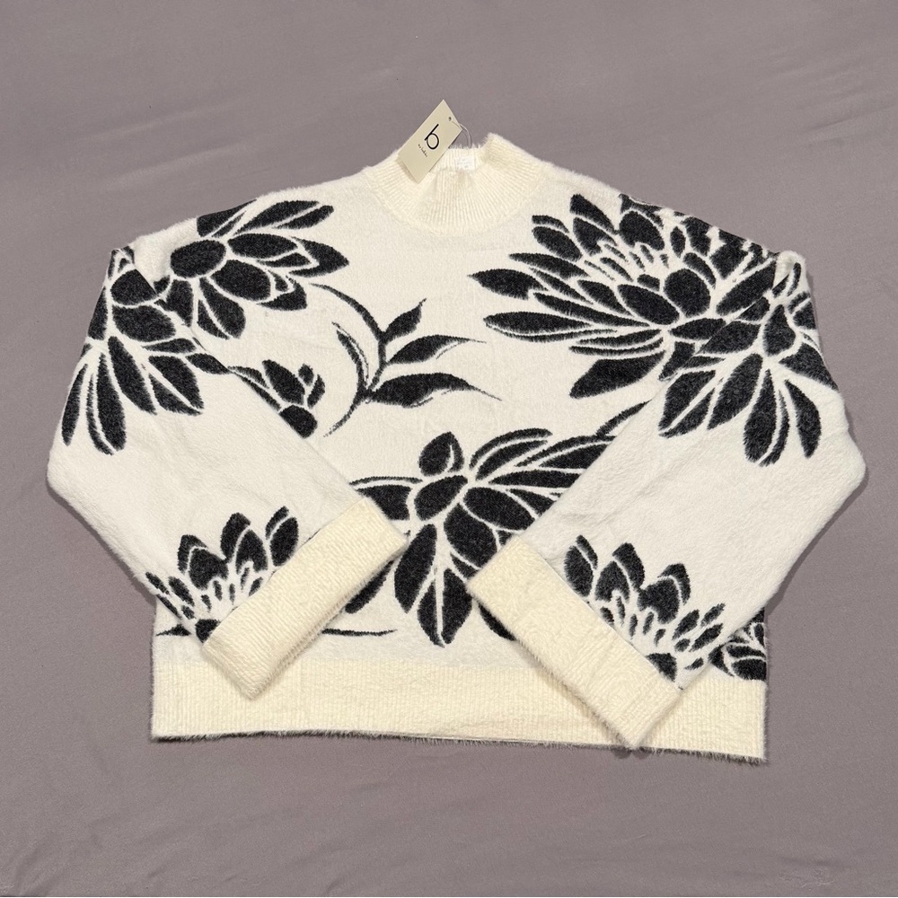 B By Belldini Women’s Floral Plush Sweater SZ XL Color Black/White NWT